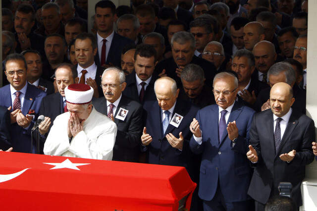 Kılıçdaroğlu ve Bahçeli Cenaze Namazında Yan Yana Saf Tuttu! 3 Ay Sonra İlk Sohbet