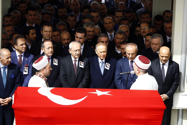 Kılıçdaroğlu ve Bahçeli Cenaze Namazında Yan Yana Saf Tuttu! 3 Ay Sonra İlk Sohbet