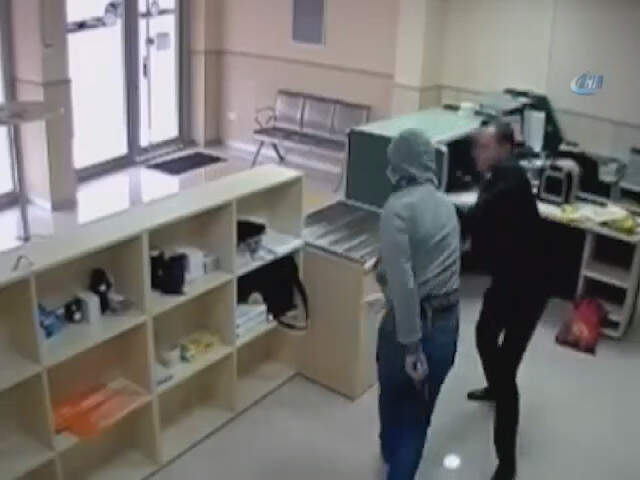 O Anlar Kamerada! Silahla Soyguncuyu, PTT Çalışanı Durdurdu