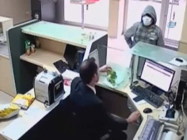 O Anlar Kamerada! Silahla Soyguncuyu, PTT Çalışanı Durdurdu