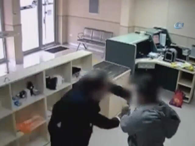 O Anlar Kamerada! Silahla Soyguncuyu, PTT Çalışanı Durdurdu