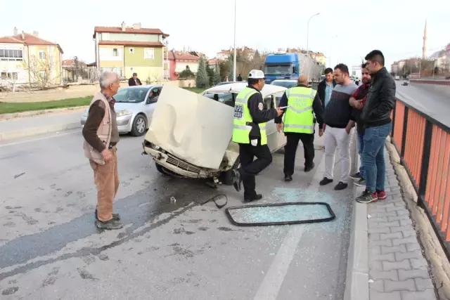 Otomobilinin Ön Camına Havadan Korkuluk Demiri Düştü, Ölümden Döndü