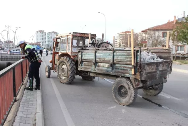 Otomobilinin Ön Camına Havadan Korkuluk Demiri Düştü, Ölümden Döndü