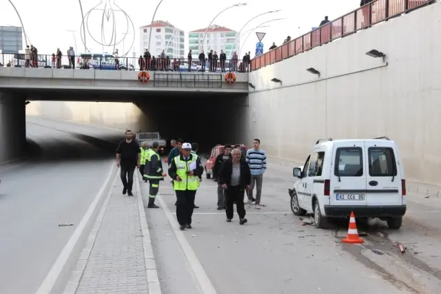 Otomobilinin Ön Camına Havadan Korkuluk Demiri Düştü, Ölümden Döndü