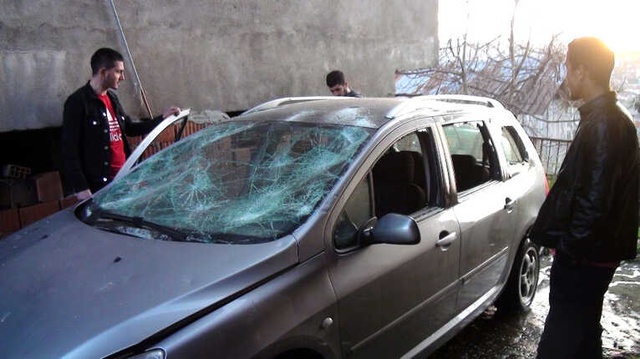 Arkadaşına Sinirlendi, Elindeki Çekiç İle Kendi Arabasını Parçaladı