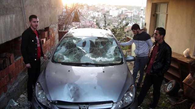 Arkadaşına Sinirlendi, Elindeki Çekiç İle Kendi Arabasını Parçaladı