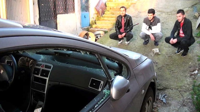 Arkadaşına Sinirlendi, Elindeki Çekiç İle Kendi Arabasını Parçaladı