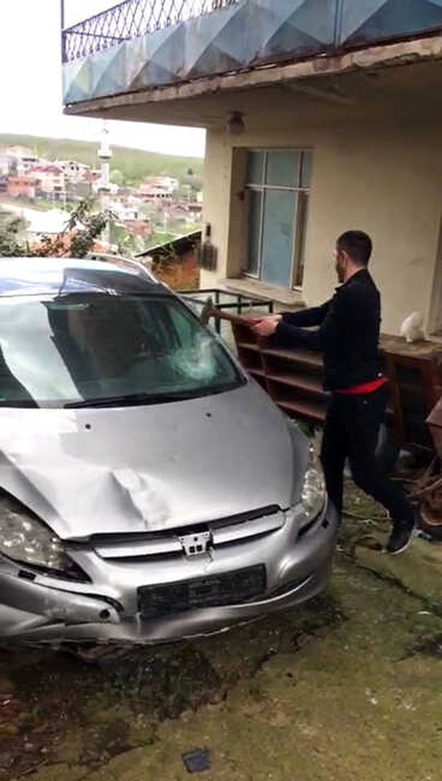 Arkadaşına Sinirlendi, Elindeki Çekiç İle Kendi Arabasını Parçaladı