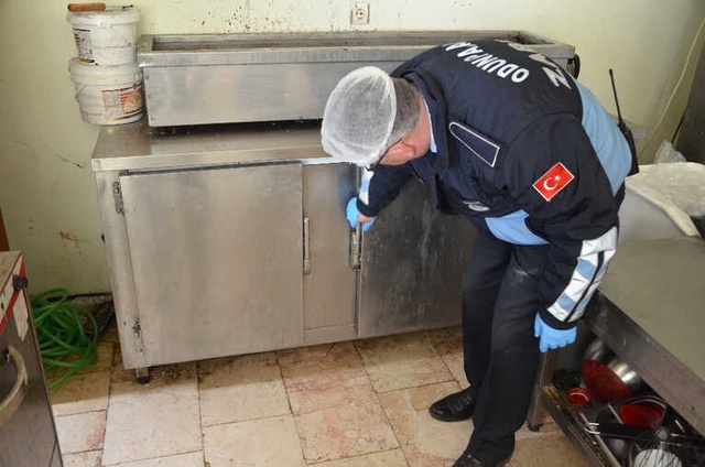 Ruhsatsız Üretim Yapılan Pastanede Çekilen Görüntüler Mide Bulandırdı