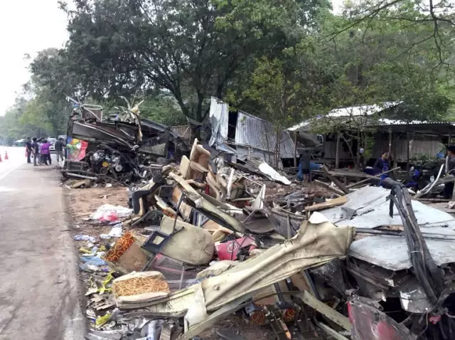 Tayland'da Tur Otobüsü Kontrolden Çıktı: 18 Ölü, 33 Yaralı Var