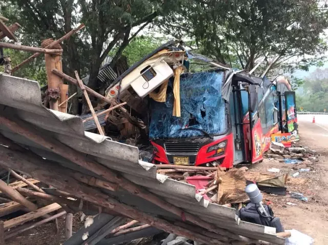 Tayland'da Tur Otobüsü Kontrolden Çıktı: 18 Ölü, 33 Yaralı Var