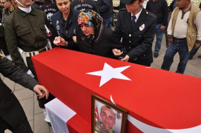 Afrin Şehidini Binler Uğurladı! Acılı Babanın Oğlunun Fotoğrafını Öptüğü Anlar Yürekleri Dağladı