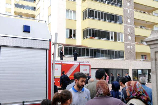 Bunalıma Giren Kadın Evi Ateşe Verdi, Eşyalarını Camdan Attı, Yetmedi Bileklerini Kesti