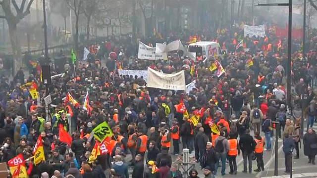 Fransa'da Yeni Reform Paketi On Binleri Sokağa Döktü!