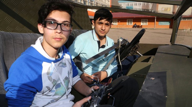 Liseli Öğrenciler Hurda Parçalarla Askeri Araç Yaptı