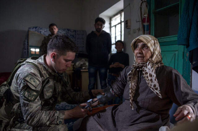 Mehmetçik, Terör Belasından Kurtardığı Afrin Halkını Yalnız Bırakmıyor