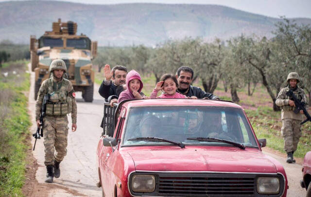 Mehmetçik, Terör Belasından Kurtardığı Afrin Halkını Yalnız Bırakmıyor