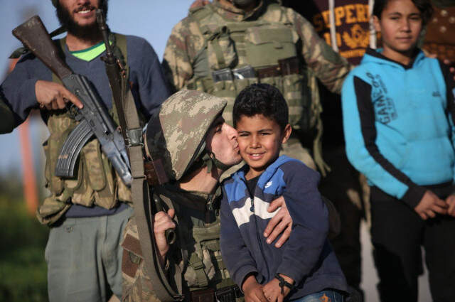 Mehmetçik, Terör Belasından Kurtardığı Afrin Halkını Yalnız Bırakmıyor