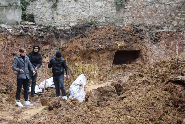 Tarihi Yapıdaki İnşaat Kazısından İnsan Kemikleri Çıktı
