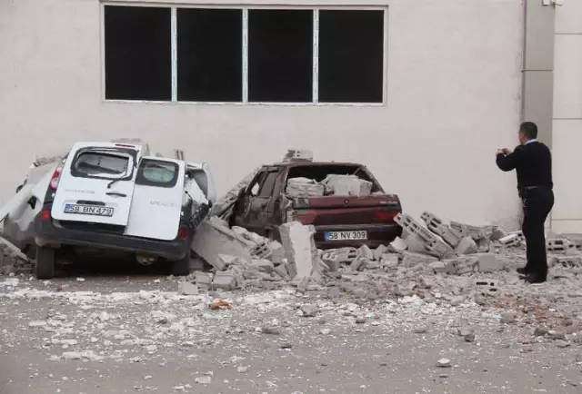 Kuvvetli Rüzgar Nedeniyle Duvar Çöktü, Araçlar Hurdaya Döndü