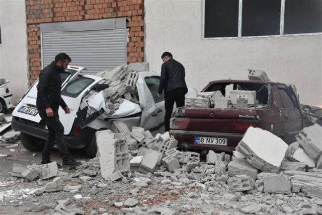 Sivas'ta Fırtına Duvar Yıktı; Aracını Parçalanmış Halde Bulan İşçi Yıkıldı