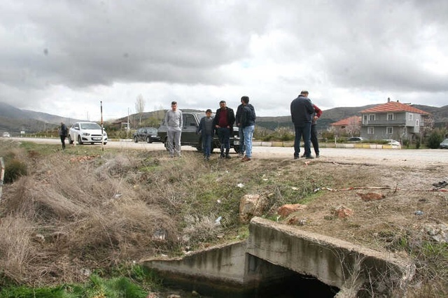5 Gence Mezar Olan Kaza Yeri Vatandaşların Akınına Uğradı