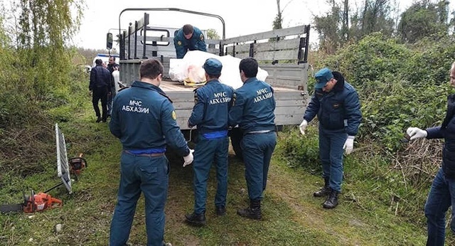 Patlamanın Şiddetiyle Havaya Uçan Talihsiz Adam 20 Metrelik Ağaçta Asılı Kaldı
