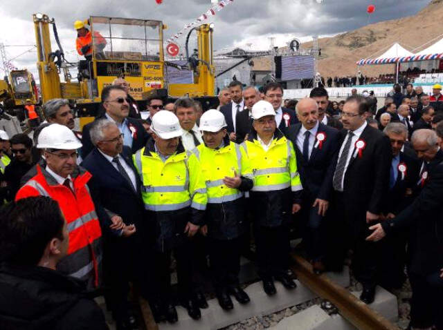 Ankara ve Sivas Arasındaki Mesafeyi 2 Saate Düşürecek YHT Projesinin İlk Ray Serimi Yapıldı İstanbul - Sivas Arasındaki Mesafeyi 5,5 Saate Düşürecek YHT Projesinin İlk Ray Serimi Yapıldı