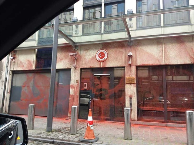 Brüksel'deki Türk Konsolosluğuna PKK Yandaşlarından Boyalı Saldırı