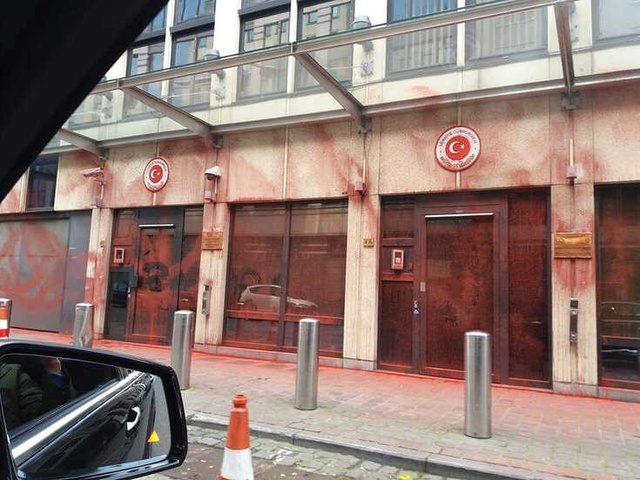 Brüksel'deki Türk Konsolosluğuna PKK Yandaşlarından Boyalı Saldırı