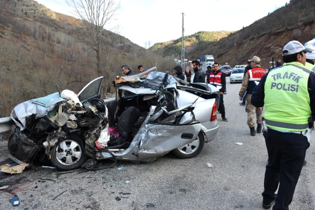Gümüşhane'de TIR İle Otomobil Kafa Kafaya Çarpıştı: 3 Ölü, 1 Yaralı