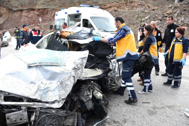 Gümüşhane'de TIR İle Otomobil Kafa Kafaya Çarpıştı: 3 Ölü, 1 Yaralı