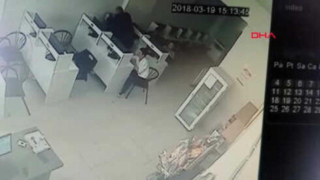 Okuldan Kaçan Oğlunu İnternet Kafede Yakalayan Baba, Önce Dövdü Sonra Yerde Sürükledi