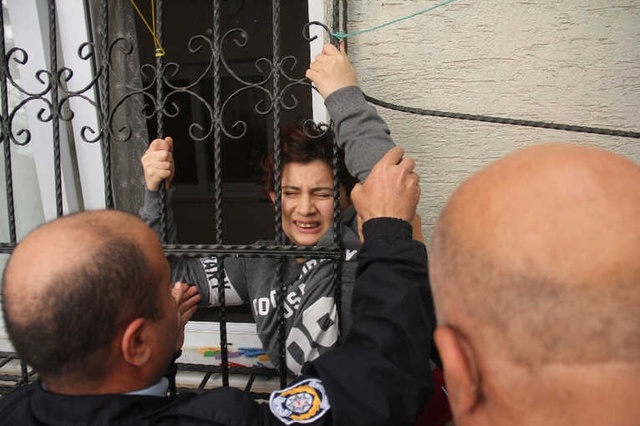 Kocasının Eve Kilitlediği Kadını, Polis Pencere Demirlerini Sökerek Kurtardı