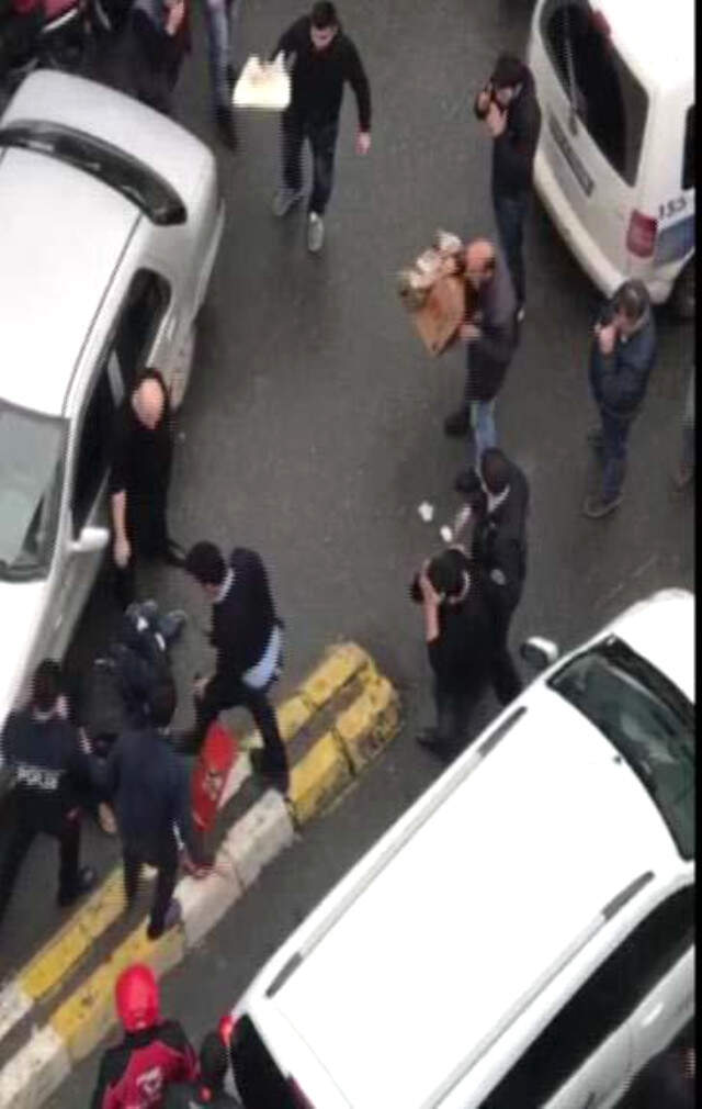 Sarıyer'de Keçi Kavgası Kamerada; Polis Biber Gazı ile Ayırdı Sarıyer'de Kaçırılan Keçi İçin Taraflar Kavgaya Tutuştu, Polisin Biber Gazıyla Ayırdığı Kavga Kamerada