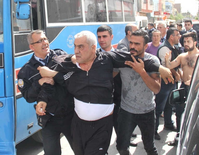 Aralarında Husumet Bulunan İki Grup Sokak Ortasında Çatıştı: 1 Ölü, 4 Yaralı