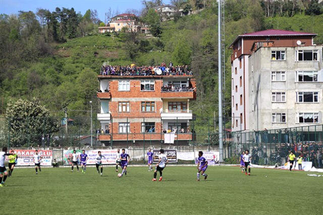 Taraftar Hopaspor Maçını Çatılardan İzledi Taraftar, Hopaspor Maçını Çatılardan İzledi