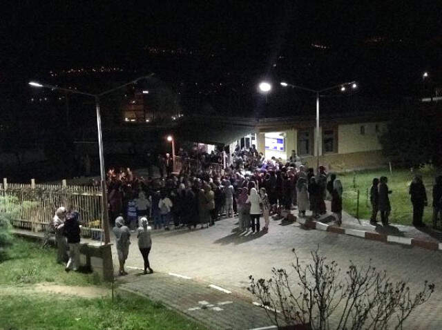 300 Öğrencinin Zehirlendiği Kız Yurdunda Eylem Yapıldı, Öğrenciler İstifa istiyor 300 Öğrencinin Zehirlendiği Kız Yurdunda Eylem Yapıldı, Öğrenciler İstifa istiyor
