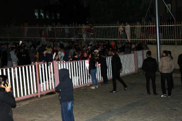 300 Öğrencinin Zehirlendiği Kız Yurdunda Eylem Yapıldı, Öğrenciler İstifa istiyor 300 Öğrencinin Zehirlendiği Kız Yurdunda Eylem Yapıldı, Öğrenciler İstifa istiyor