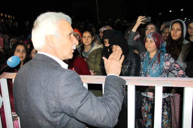 300 Öğrencinin Zehirlendiği Kız Yurdunda Eylem Yapıldı, Öğrenciler İstifa istiyor 300 Öğrencinin Zehirlendiği Kız Yurdunda Eylem Yapıldı, Öğrenciler İstifa istiyor