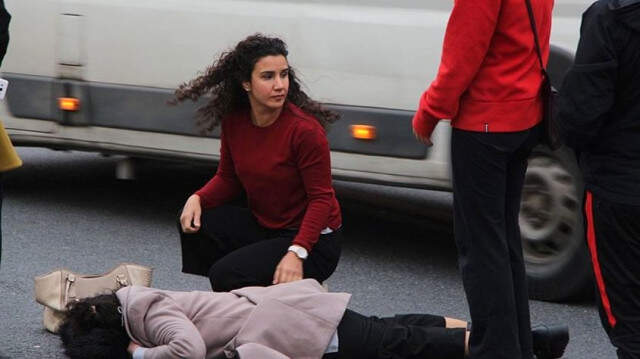 Araba Çarpan Kadının Yardımına İlk Yardım Öğretmeni Koştu Araba Çarpan Kadının Yardımına İlk Yardım Öğretmeni Koştu