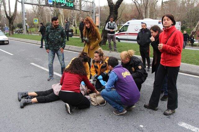 Araba Çarpan Kadının Yardımına İlk Yardım Öğretmeni Koştu Araba Çarpan Kadının Yardımına İlk Yardım Öğretmeni Koştu