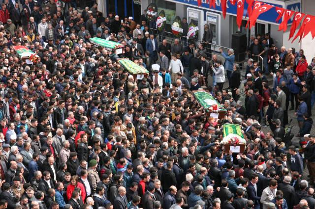 Denizli Yasta! Gölete Uçan Araçta Ölen 5 Gencin Cenaze Töreninde Gözyaşları Sel Oldu