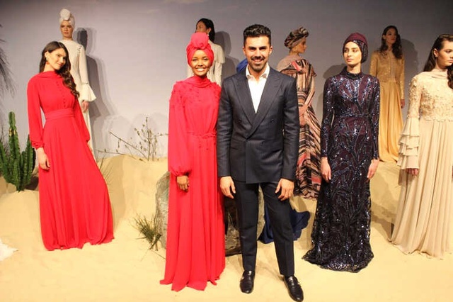Dünyaca Ünlü Tesettürlü Top Model Halima Aden İstanbul'da Podyuma Çıktı