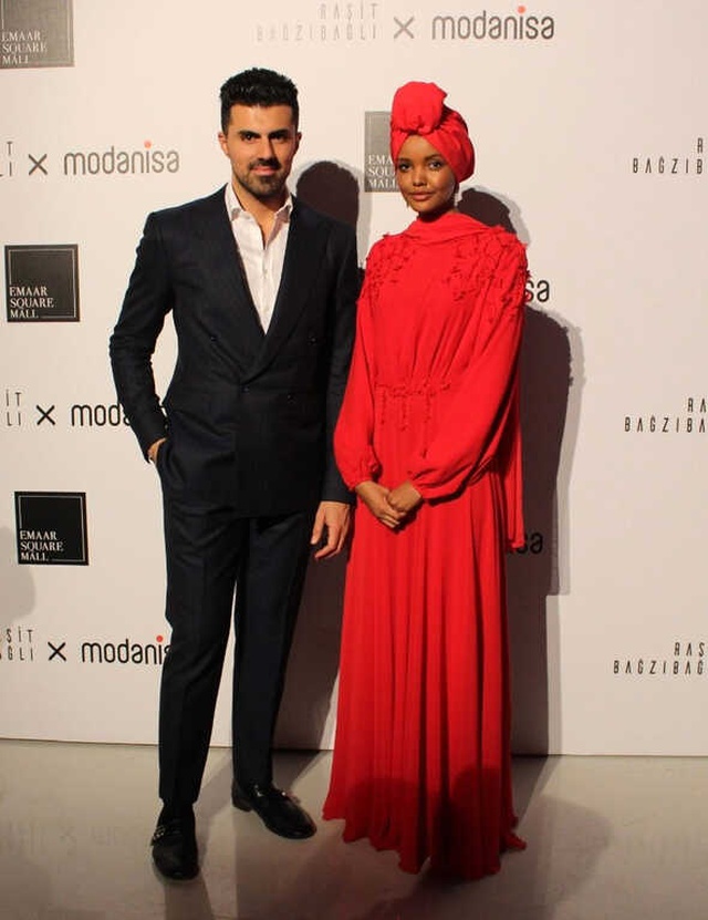 Dünyaca Ünlü Tesettürlü Top Model Halima Aden İstanbul'da Podyuma Çıktı