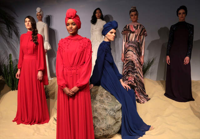 Dünyanın İlk Tesettürlü Modeli Türkiye'de Podyuma Çıktı