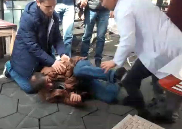 <a class='keyword-sd' href='/epilepsi-2/' title='Epilepsi'>Epilepsi</a> Hastası, Kendisine Yardım Eden Hemşireyi Tekmeledi