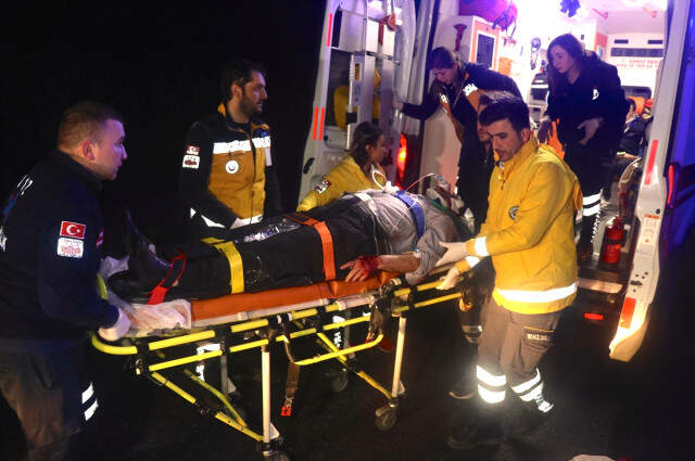 Güncelleme - Düğünden Dönen Aile Kaza Yaptı: 2 Ölü, 3 Yaralı Düğünden Dönüşte Feci Kaza! Aynı Aileden 2 Kişi Öldü, 3 Kişi Yaralandı