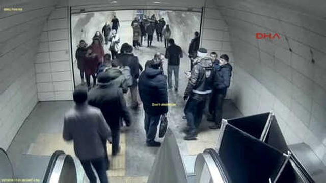 İBB'den Çöken Yürüyen Merdivenle İlgili Açıklama: Merdivenin Arızalı Olduğunu Belirten Bariyer Kaldırılmış