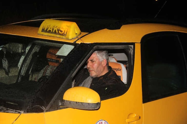 Taksi İnşaat Çukurunda Asılı Kaldı, Mahsur Kalan Sürücüyü İtfaiye Ekipleri Kurtardı